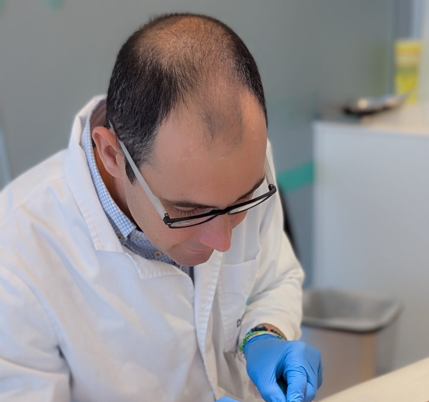 El Dr. Ramón Saiz realizando un tratamiento esclerosante.