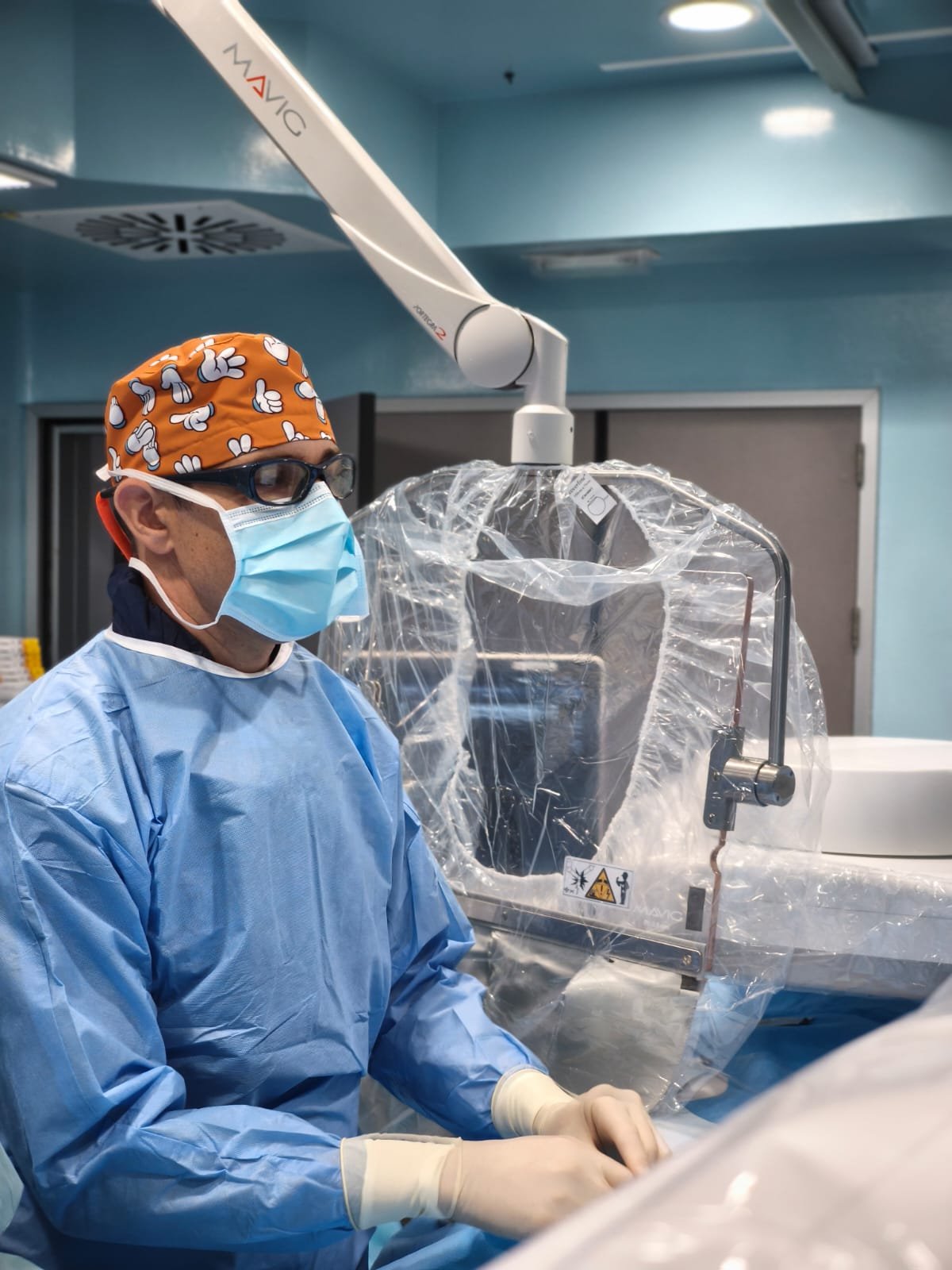 Dr. Ramón Saiz realizando técnica de radiología