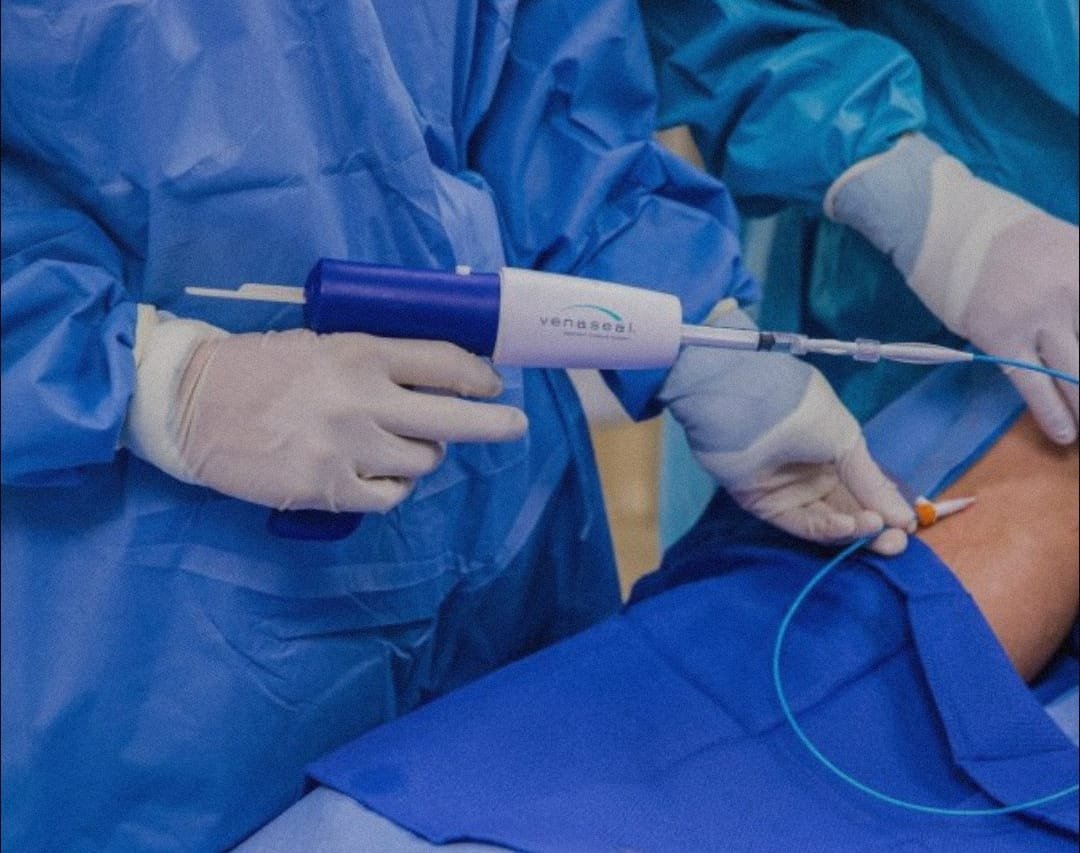 El Dr. Ramón Saiz realizando tratamiento de Venaseal
